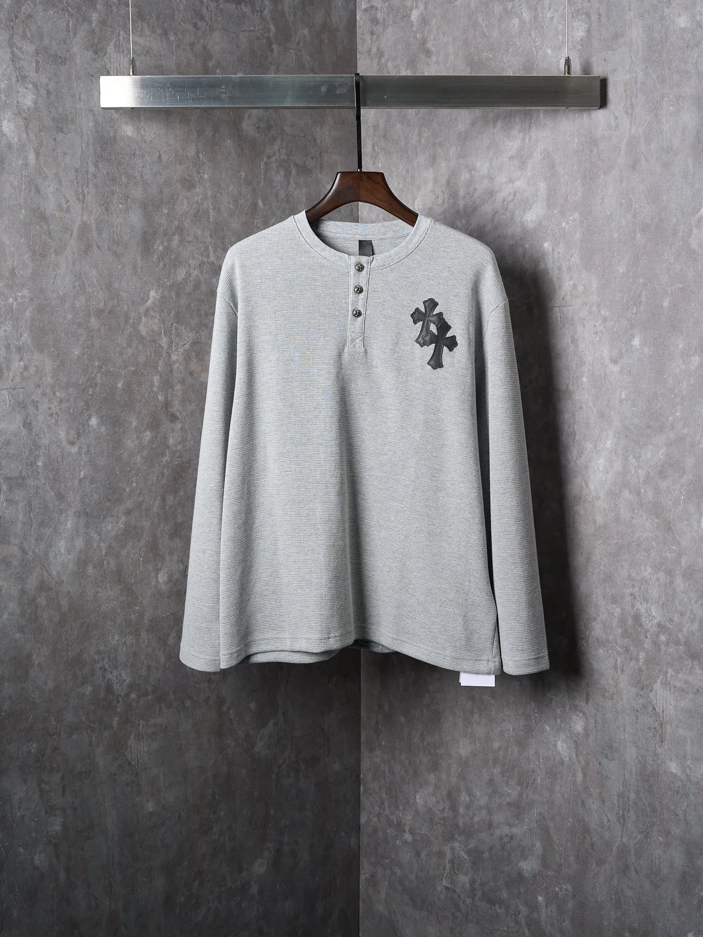P340 Actual hanging auction] Chrome Hearts/Chrome Hearts Waffle Cross Leather Appliqué Silver Button Long Sleeves [Ready Stock] S M L XL Customized pure cotton waffle fabric with fine texture, soft and moist, based on fog gray, comes with a soft light filter. With the Chrome Hearts Cross leather decoration on the chest, the tough edges of the leather pierce the softness of the gray. The hand-stitched logo buckle is like a miniature work of art, making it even more noble and elegant. The iron plate with the logo on the back sways slightly as the body swings, adding a sense of movement and vitality. It is unobtrusive but has an indescribable aura. It interprets the perfect blend of retro and luxury. It adopts imported machine appliqué embroidery technology and uses advanced computer control systems and precise mechanical components to realize the Chrome Hearts cross leather appliqué operation. It presents an embroidery effect with both clarity and three-dimensionality. The fabrics have been washed and have a better hand feel. They are not easy to deform, shrink or fade. Maintains long-lasting beauty with a loose fit